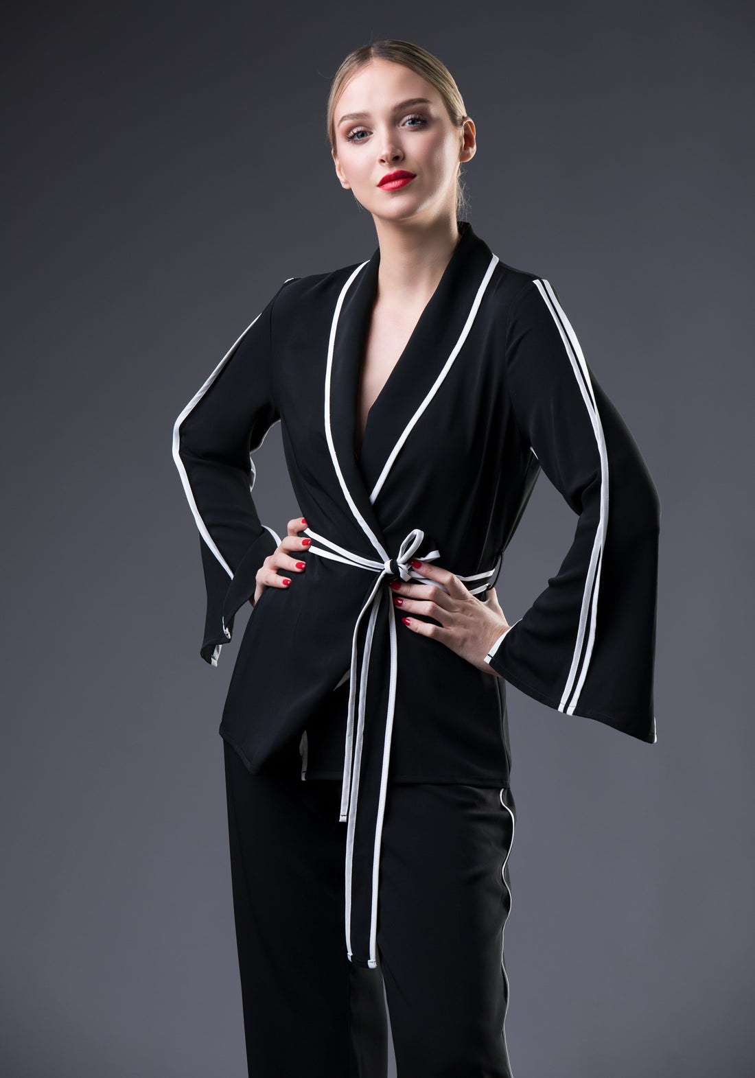 Amaze everyone wıth the eternal classic- THE BLACK COAT