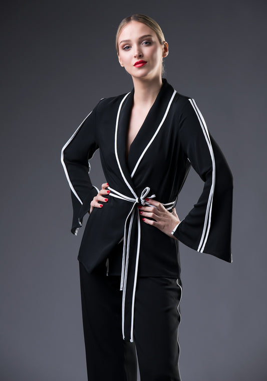 Amaze everyone wıth the eternal classic- THE BLACK COAT