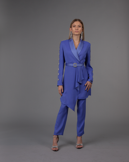 Дводелен костум со украсени ракави