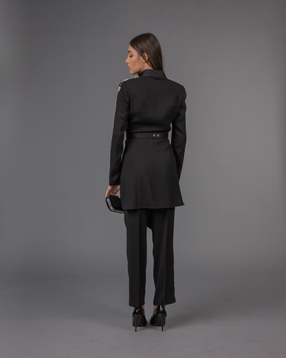 Дводелен костум со украсени ракави