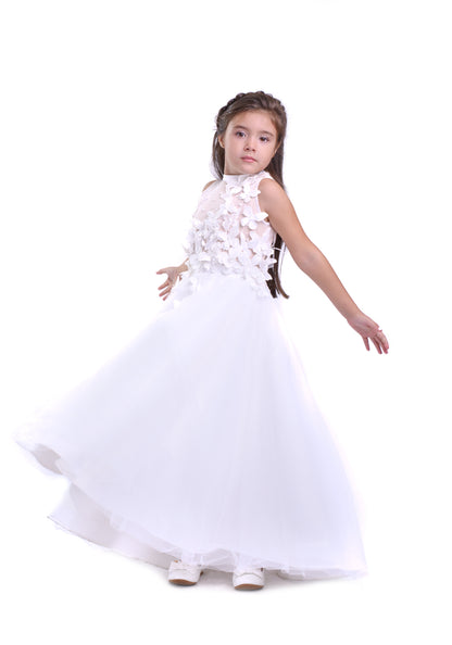 Бел фустан со пеперутки