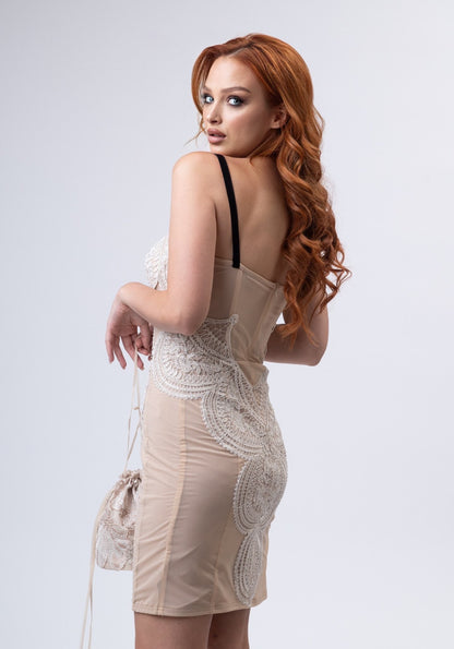 Беж фустан со чипка