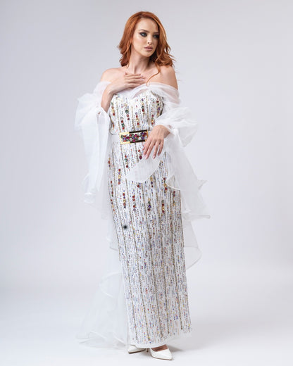 Впечатливо декориран бел фустан