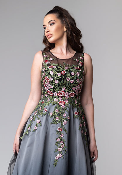 Црн долг фустан со цветни елементи