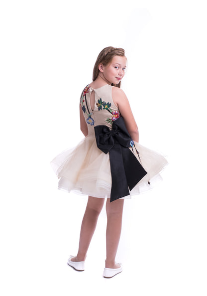 Прекрасен крем фустан со шарени цветови