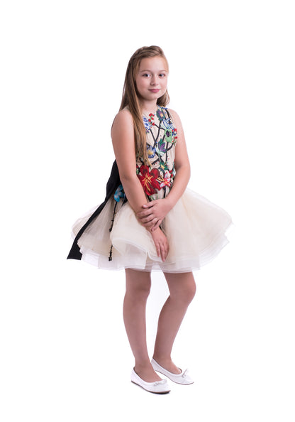 Прекрасен крем фустан со шарени цветови