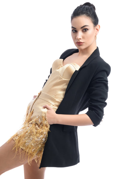 Топ со златен корсет и шорцеви украсени со пердуви