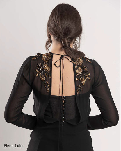 Црн коктел фустан со златна чипка