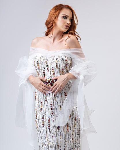 Впечатливо декориран бел фустан