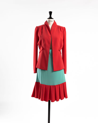 Корален блејзер и координација на здолниште