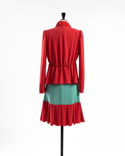 Корален блејзер и координација на здолниште