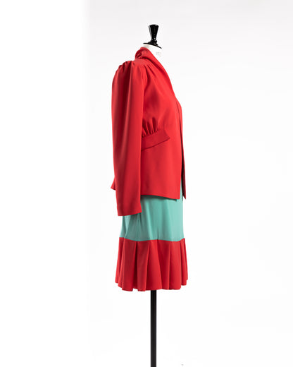 Корален блејзер и координација на здолниште