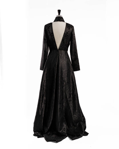 Црн долг фустан