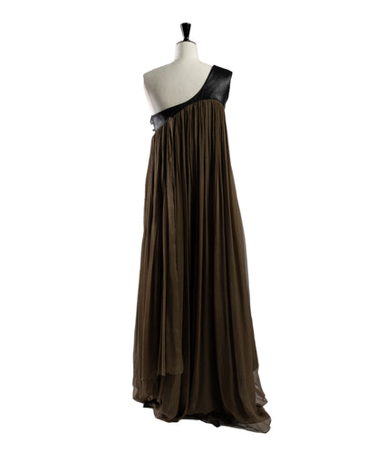 Долг фустан со едно рамо