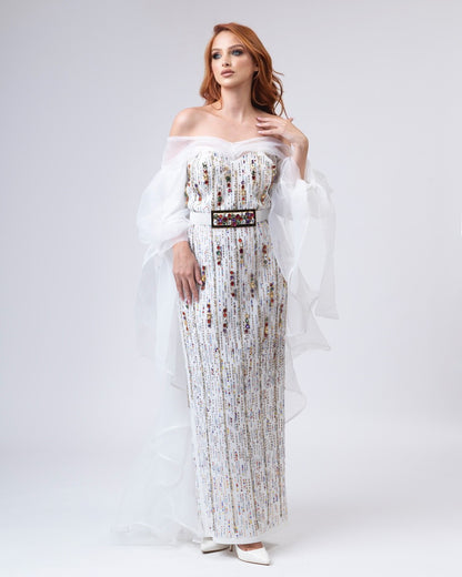Впечатливо декориран бел фустан