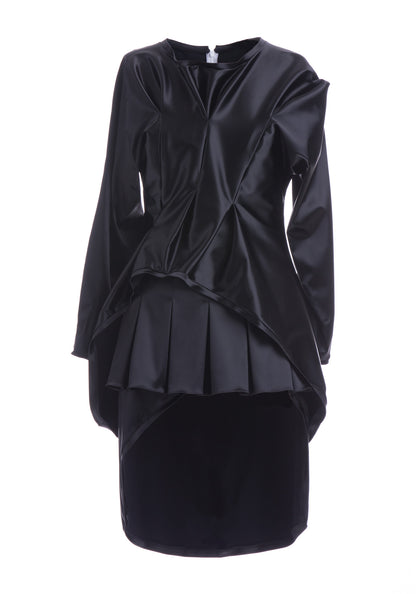 Црниот костим за забави на Лиза Сатен