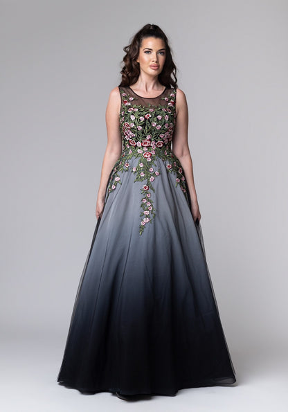 Црн долг фустан со цветни елементи
