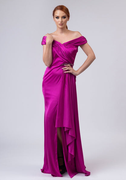 Долг темно розов фустан со едно рамо