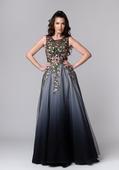 Црн долг фустан со цветни елементи
