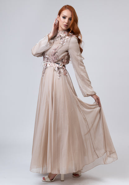 Романтичен фустан во беж боја