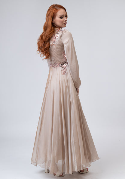 Романтичен фустан во беж боја