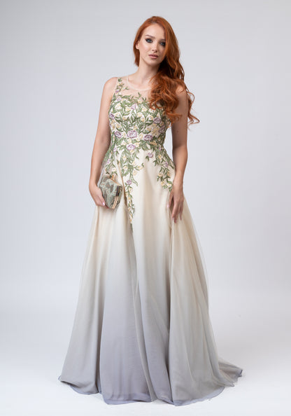 Бел долг фустан со цветни елементи