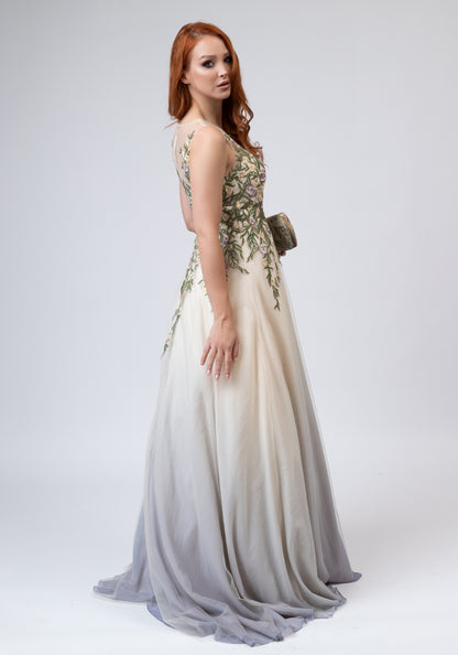 Бел долг фустан со цветни елементи