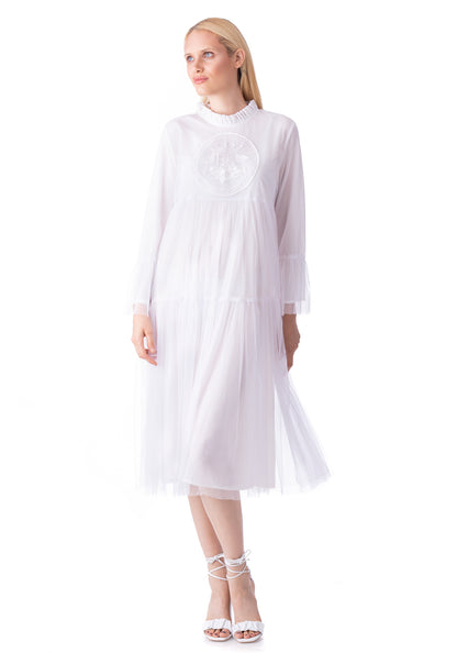 Извезен долг беж фустан од тул