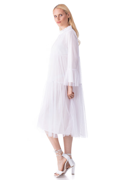 Извезен долг беж фустан од тул