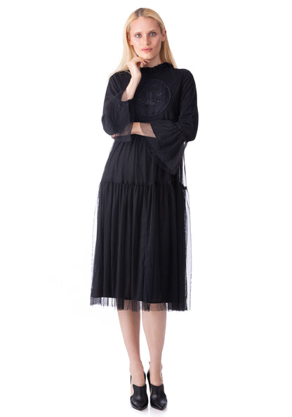 Извезен долг беж фустан од тул