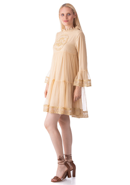 Извезен краток беж фустан од тул