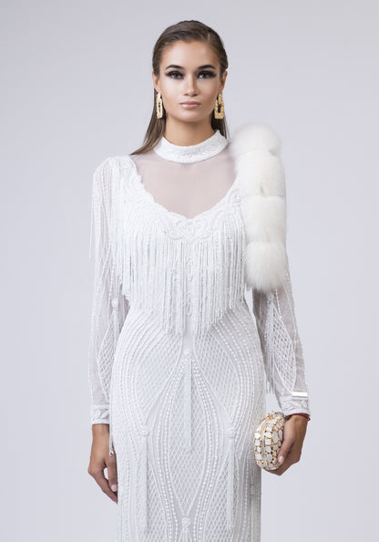 Бел фустан со мониста